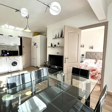 Pretty 40m With Balcony Near The Beach