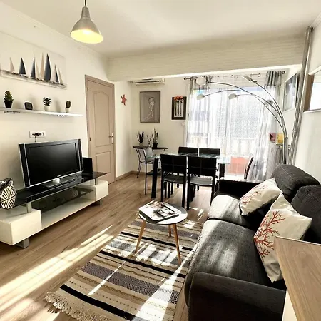 Pretty 40m With Balcony Near The Beach *