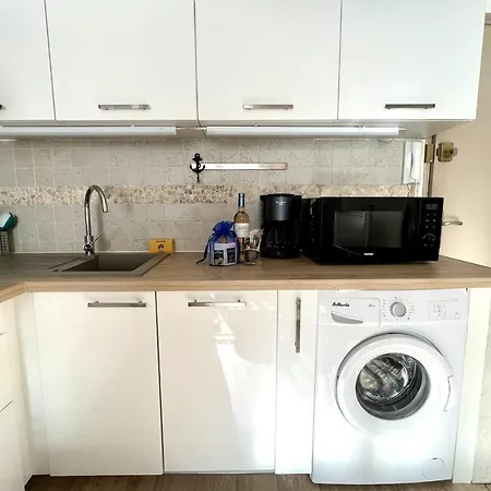 Pretty 40m With Balcony Near The Beach